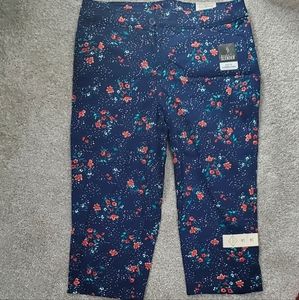 St. John's Bay mid-rise capri floral navy NWT size 10